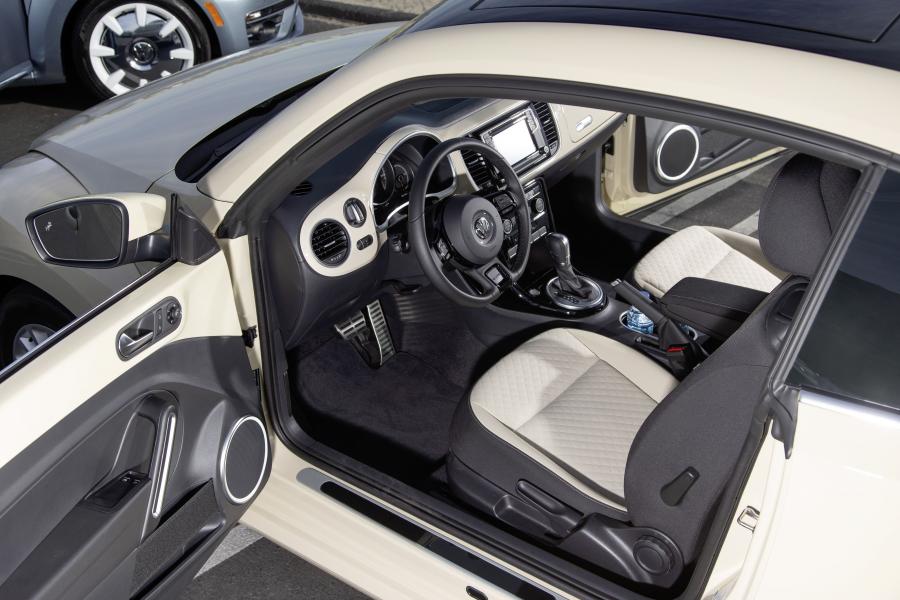 Интерьер Volkswagen Beetle SEL Final Edition 2018 года  (WW) (фото 12 из 19)
